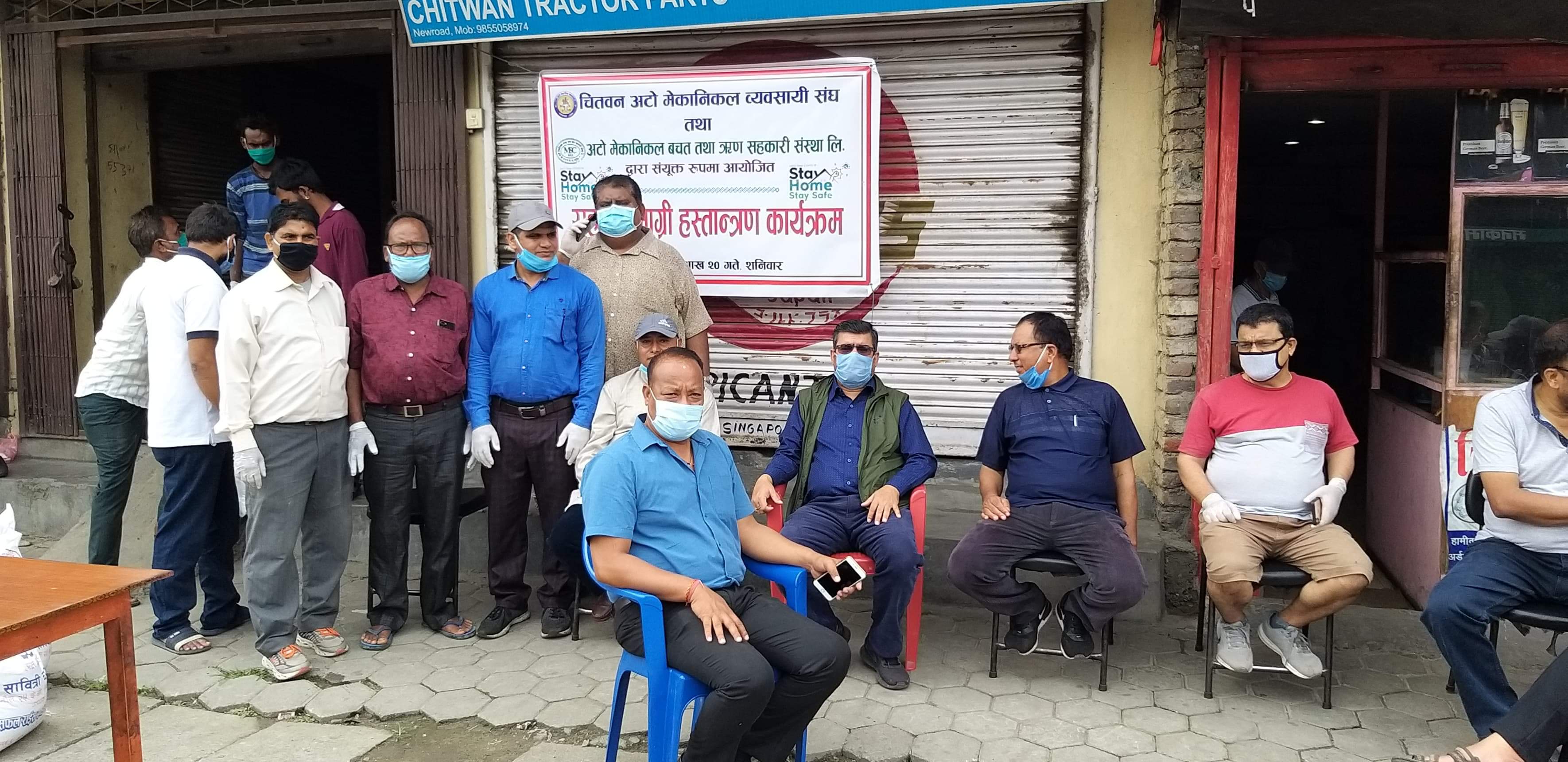 अटोमोवाइल व्यवसायीद्धारा यातायात मजदुरलाई राहत सामाग्री