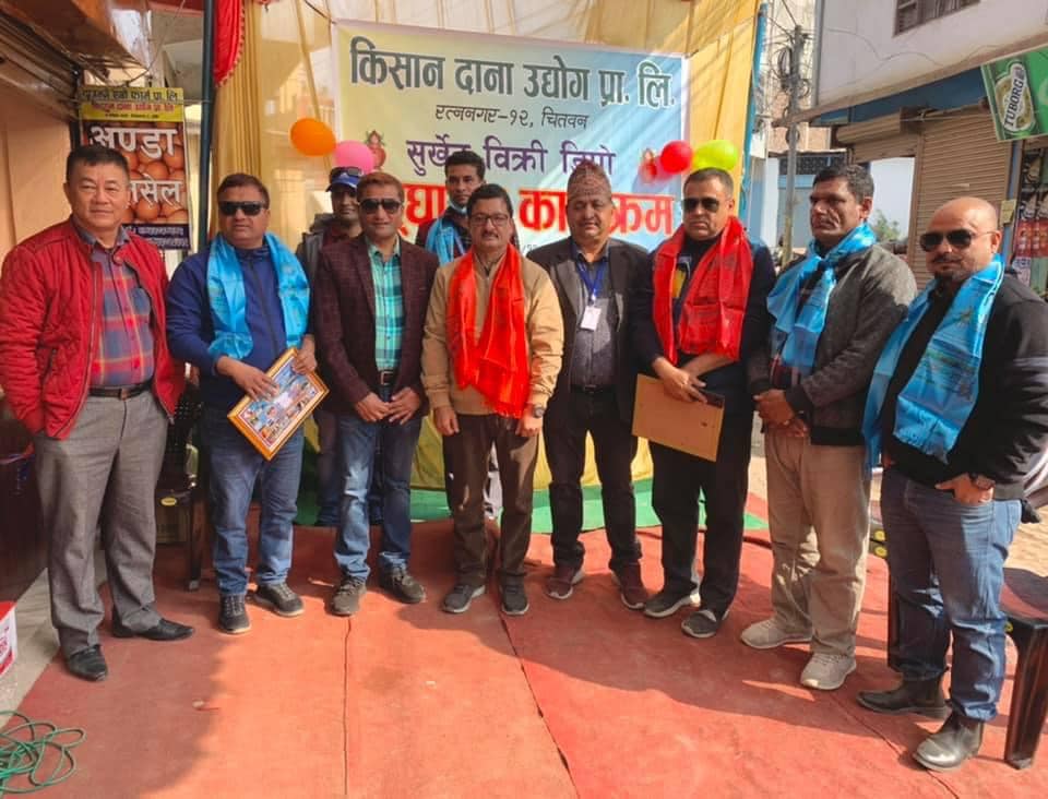 घरदैलोमा अण्डा पु¥याउँदै किसान दाना