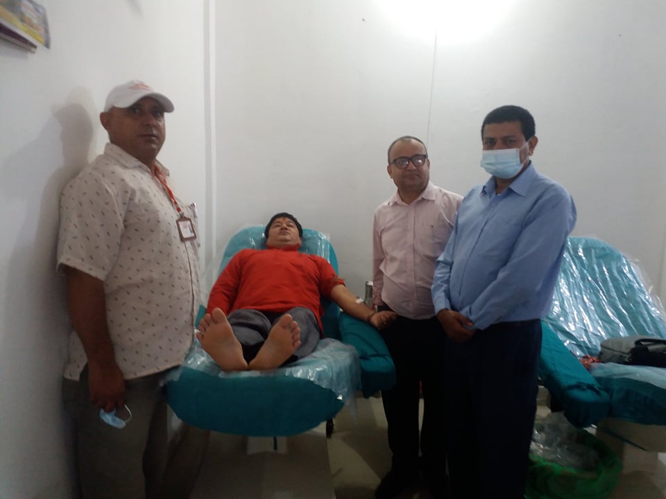 काँग्रेस चितवनका सभापति श्रेष्ठले जन्मदिनमा गर्नुभयो रक्तदान