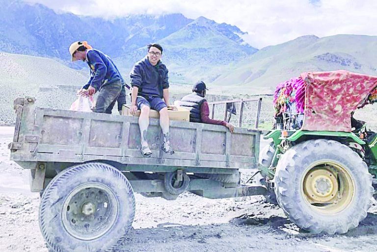 ट्याक्टरमा खोप ढुवानी गर्दै मुस्ताङ्
