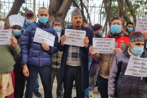 वीर अस्पतालमा डा लोहनीलाई पठाएपछि कर्मचारीहरु विरोधमा