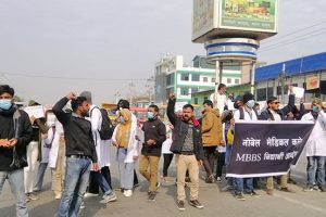 नोबेल मेडिकल कलेजले बढी शुल्क मागेको विरोधमा चक्काजाम