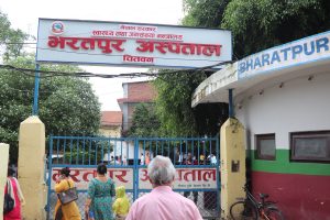 दशैँको विदामा पनि रोकिंदैन चितवनको स्वास्थ्य उपचार सेवा
