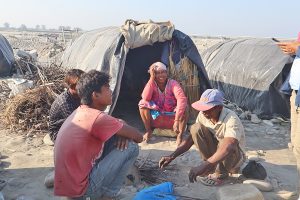बगरमा गिट्टी,बालुवा छानेर परिवार पाल्नुपर्ने बाध्यता!