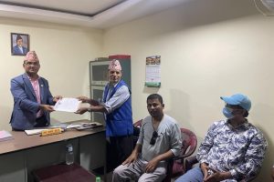 मृर्गाैला पीडित सराेकार समाजद्वारा मन्त्री जाेशीलाई बुझायाे ११ बुद्वे मागपत्र