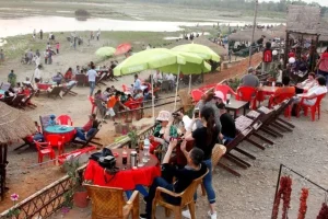 सौराहामा आउन थाले पर्यटक