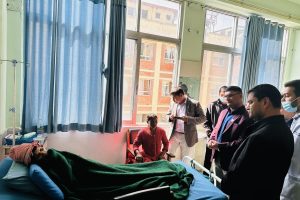 उपचाररत  भुकम्पका घाइतेलाई भेट्न शिक्षण अस्पताल पुगे मन्त्री जोशी