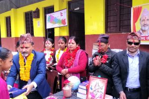 व्यवसायी पण्डितले गरे पुख्र्यौली थलोमा बिद्यार्थीलाई शैक्षिक सामाग्री