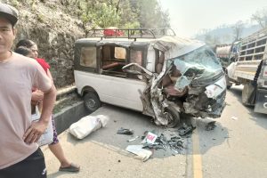 ट्रक र म्याजिक ठक्कर खाँदा १७ जना घाईते