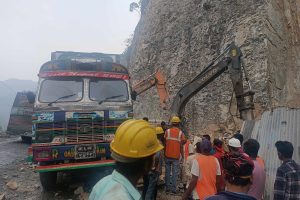 भित्तो काट्ने क्रममा पहिरो खस्दा स्काभेटर चालकको मृत्यु