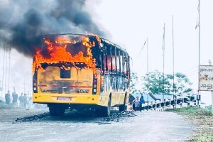 बिद्यार्थी लिन हिडेको बसमा पेट्रोल बम प्रहार