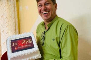 २० लाखको हेरचाहा गर्न पाएकोमा केक काटेर खुशीयाली