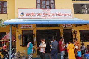 बालबालिकालाई ‘स्वर्णविन्दु प्राशन’ गराउँदै
