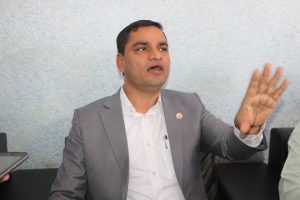 सरकारी अस्पतालमा काम गर्ने समयमा बाहीर जान पाईदैनः मन्त्री पौडेल