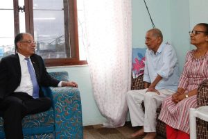 प्रचण्डले लिए मोहन वैद्यको स्वास्थ्य अवस्थाबारे जानकारी