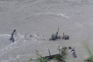 चितवनमा त्रिशूलीको किनारमा खस्यो ट्रक