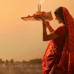 छठ पर्वको मुख्य दिनःअस्ताउँदो सूर्यलाई विधिपूर्वक अघ्र्य दिइँदै