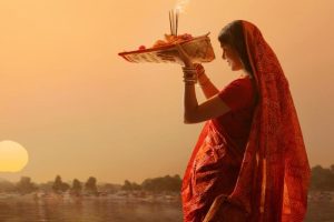छठ पर्वको मुख्य दिनःअस्ताउँदो सूर्यलाई विधिपूर्वक अघ्र्य दिइँदै