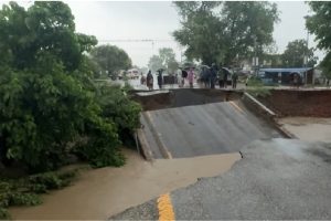 सडक भासिँदा मेची राजमार्ग अवरुद्ध, सवारी सञ्चालनमा रोक