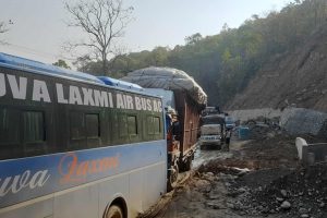 बेमौसमी वर्षा स् दाउन्नेमा सडक अवरुद्ध