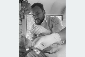 गुडिरहेको एम्बुलेन्सभित्रै चिकित्सकले उपचार गरेपछि……