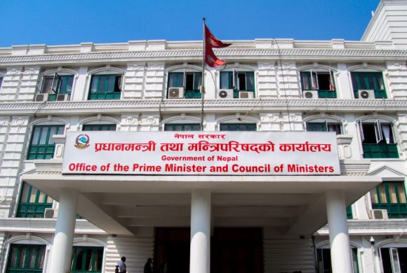 कर्मचारी मिलन केन्द्र चितवन द्धारा प्रधानमन्त्री दैवी प्रकोप उद्धार कोषमा रकम जम्मा