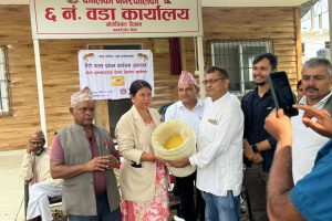 मौरीपालक किसानलाई परागकण बितरण