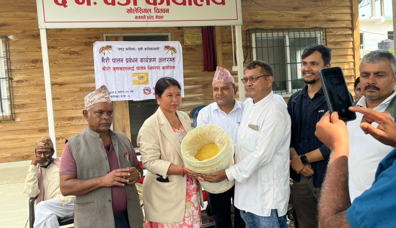 मौरीपालक किसानलाई परागकण बितरण