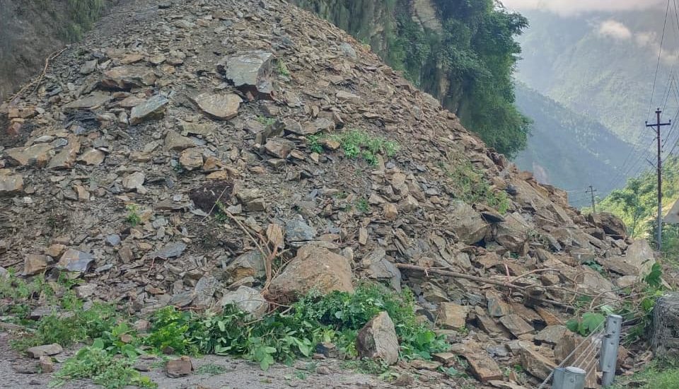 नारायणगढ–मुग्लिन सडकको नयाँ ठाउँमा पहिरो