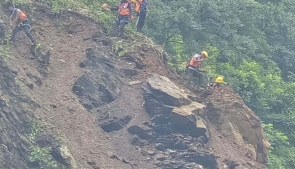 तुइन खोलामा जोखिमपूर्ण ढिस्को भत्काइँदै